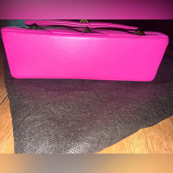 KURT GEIGER LONDON KENSINGTON SOFT MEDIUM FUCHSIA CROSSBODY BAG - BRIGHT PINK - Picture 9 of 12